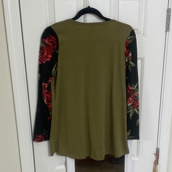 LulaRoe Lynnae long sleeve top (S) - Picture 2 of 6